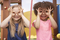 sluit-omhoog-op-jonge-mooie-kinderen-die-samen-plezier-hebben